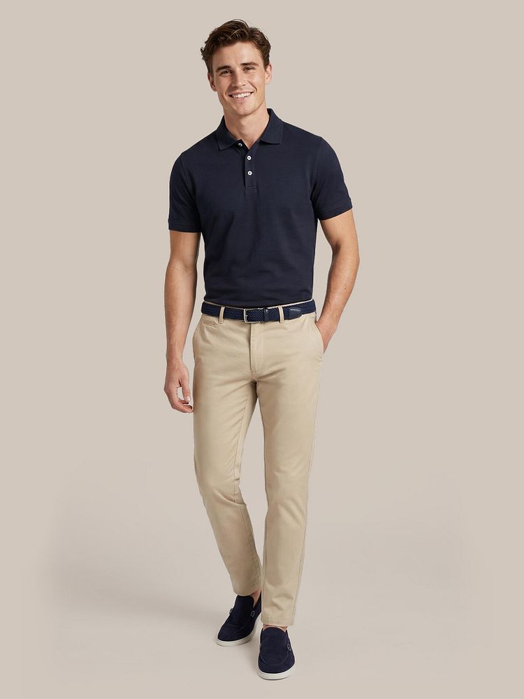 Azul loafers donkerblauw met Boris liquid poloshirt donkerblauw, Chino peano twill beige en Geweven riem donkerblauw