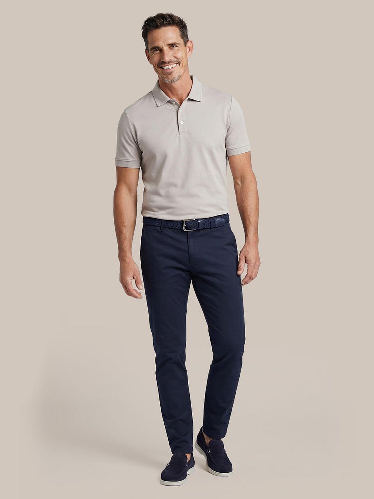 Azul loafers donkerblauw met Boris liquid poloshirt greige, Chino Pico donkerblauw en Geweven riem donkerblauw