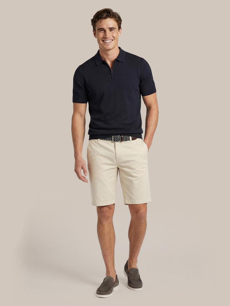 Berry short ecru met Geweven riem antraciet zwart, Knitted halve rits polo dan donkerblauw en Napoli loafers olive