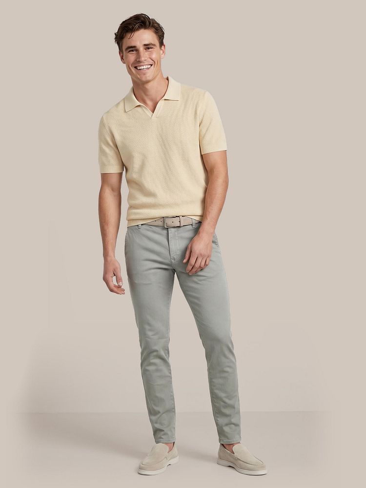 Azul loafers beige met Chino philo flex lichtgroen, Polo riva bean linen cotton sand en Riem suede wit beige