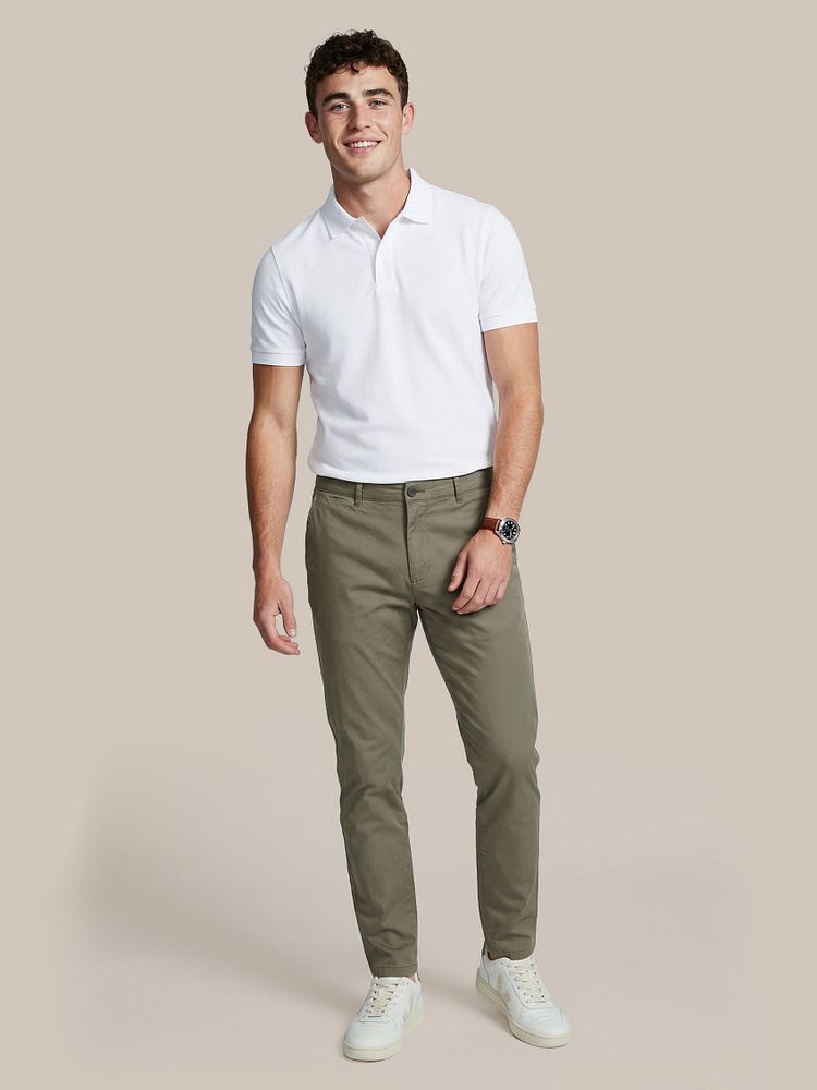 Chino newbury light twill olijfgroen met Polo piqué wit en Sneakers v-82 pierre kiwi