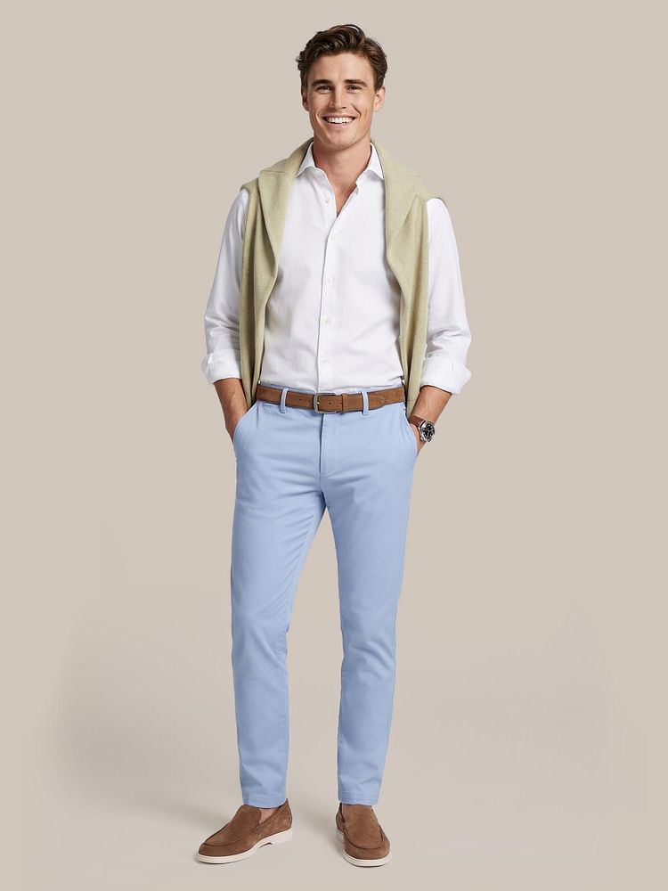 Chino portsmouth poplin lichtblauw met Napoli loafers camel, Overhemd Oxford wit, Riem suède leer cognac en Trui sage groen