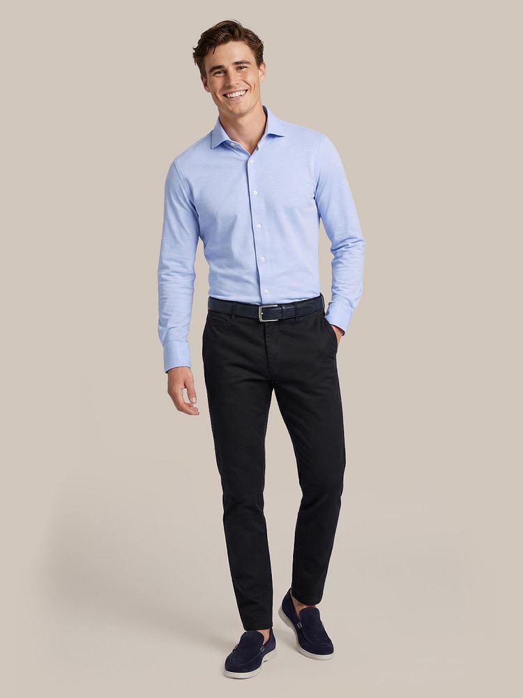 Azul loafers donkerblauw met Chino peano twill donkerblauw, Overhemd knitted piqué lichtblauw, Riem suede donkerblauw 309 en Vitasu t-shirt v-hals wit (2-pack)