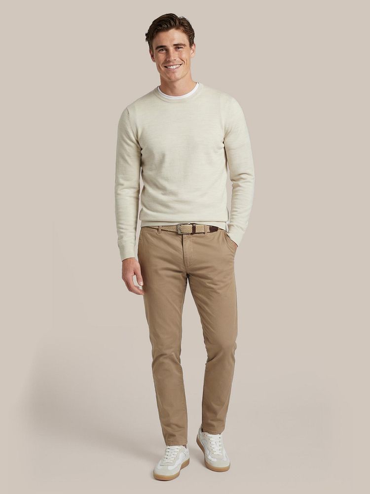 Merino pullover ecru met ota t-shirt ronde hals wit (2-pack), chino peano twill sand en sneakers park wit