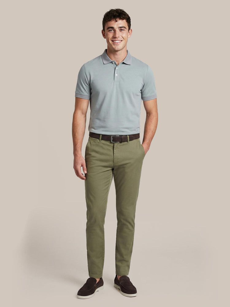 Boris liquid poloshirt cement groen met Chino peano twill light olive en Riem suede bruin 308