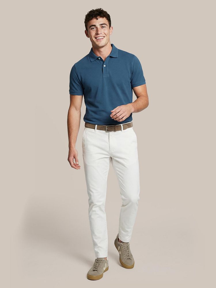 Chino portsmouth poplin ecru met Polo piqué royal blauw, Riem suède leer lichtbruin en Sneakers campo taupe