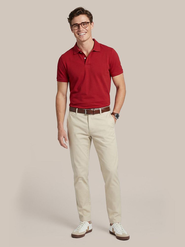 Chino newbury light twill beige met Polo piqué bordeaux, Riem leer cognac 022 en Sneakers volley beige