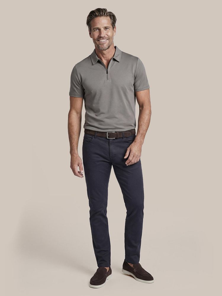 Azul loafers bruin met Chino Plato donkerblauw, Poloshirt silky grijs en Riem suede bruin 308