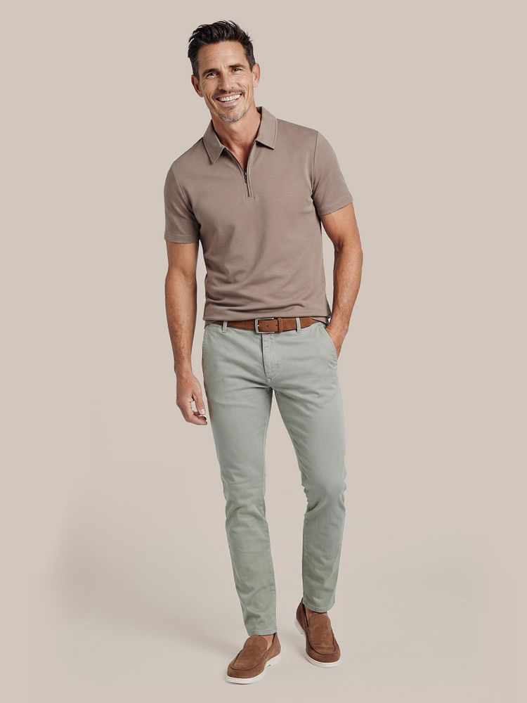 Chino philo flex lichtgroen met Napoli loafers camel, Poloshirt silky taupe en Riem suede cognac 307