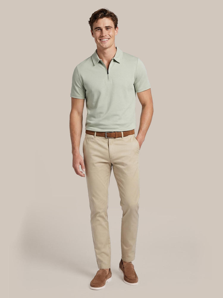 Chino peano twill beige met Napoli loafers camel, Poloshirt silky light green en Riem suede cognac 307