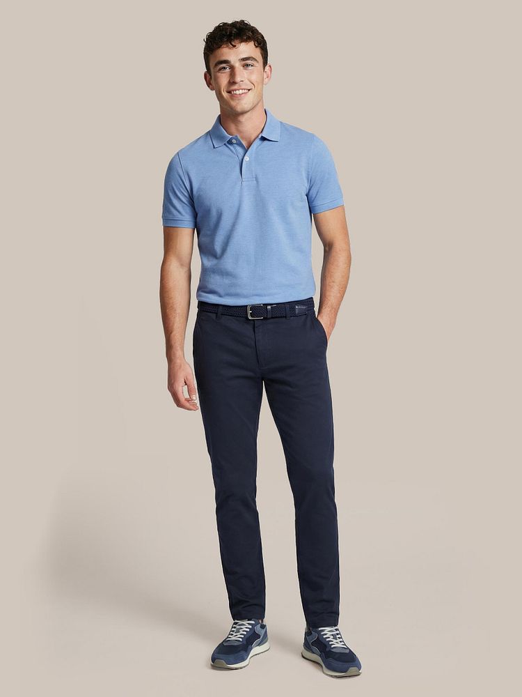 Chino Pico donkerblauw met Geweven riem donkerblauw, Polo mel pique mid blue en Sneakers city donkerblauw