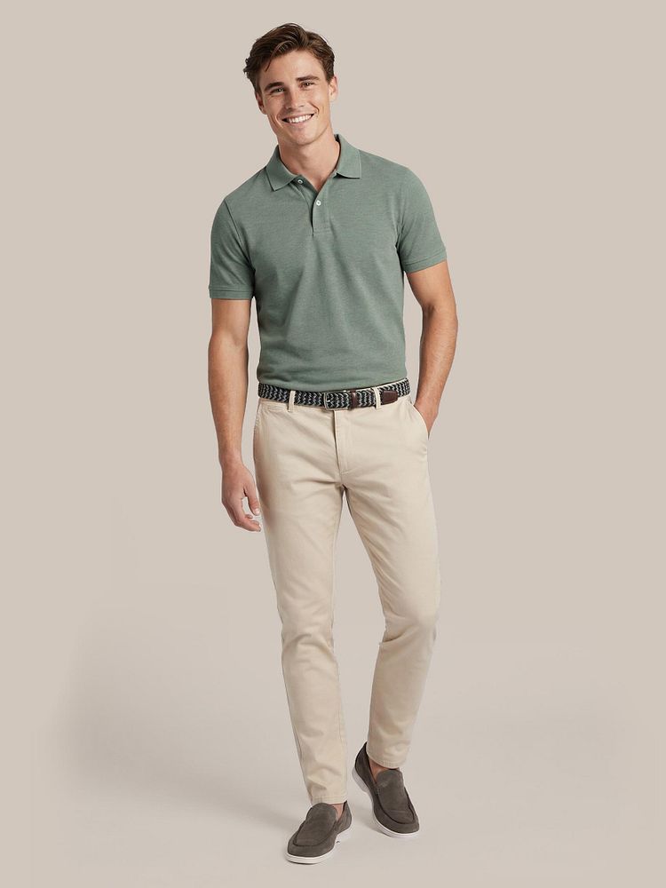 Chino Pico lichtbeige met Geweven riem antraciet zwart, Napoli loafers olive en Poloshirt mel pique groen