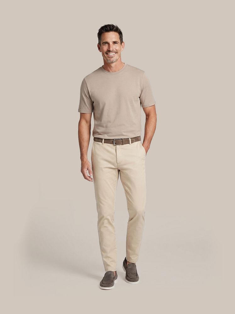 Chino Pico lichtbeige met Napoli loafers olive, Respect t-shirt tim taupe en Riem suède leer lichtbruin