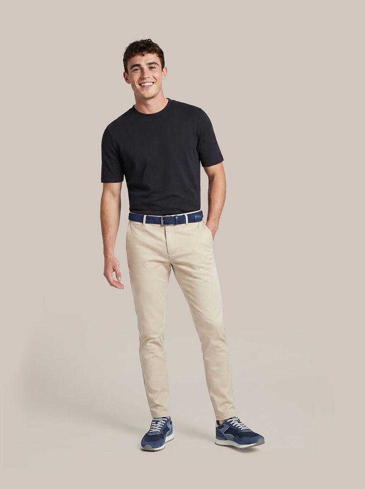 Chino Pico lichtbeige met Geweven riem donkerblauw, Respect t-shirt tim donkerblauw en Sneakers city donkerblauw