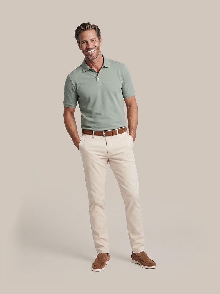 Chino peano twill off white met Napoli loafers camel, Respect polo tiger groen en Riem suede cognac 307