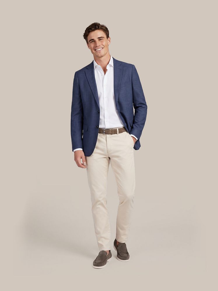 Chino peano twill off white met Colbert structure lined donkerblauw, Napoli loafers olive, Overhemd knitted piqué wit en Riem suède leer lichtbruin