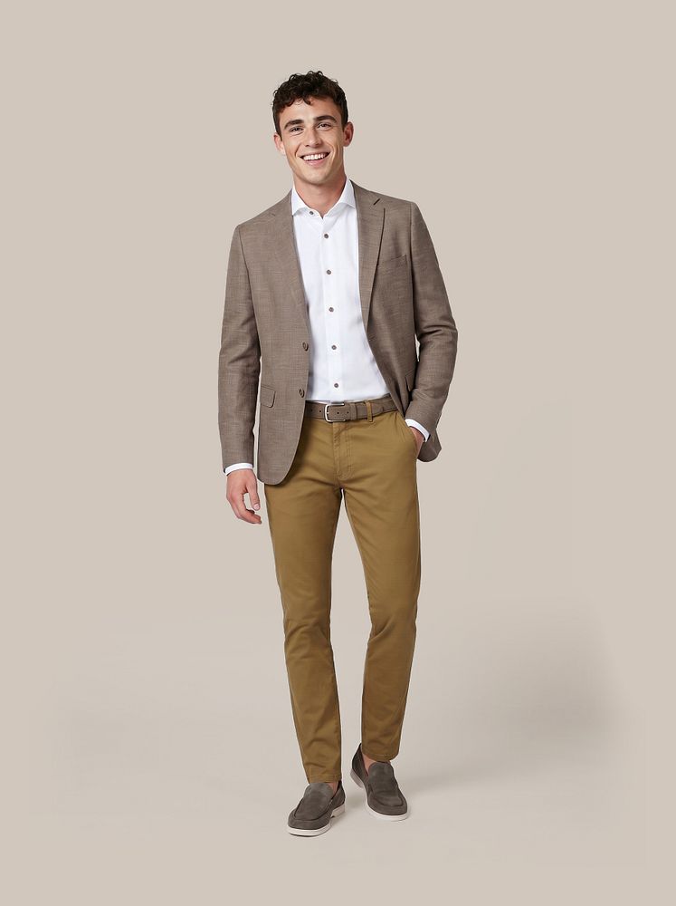 Chino Plato khaki met Colbert structure lined bruin, Herringbone overhemd wit, Napoli loafers olive, Riem suède leer lichtbruin en Vitasu t-shirt v-hals wit (2-pack)