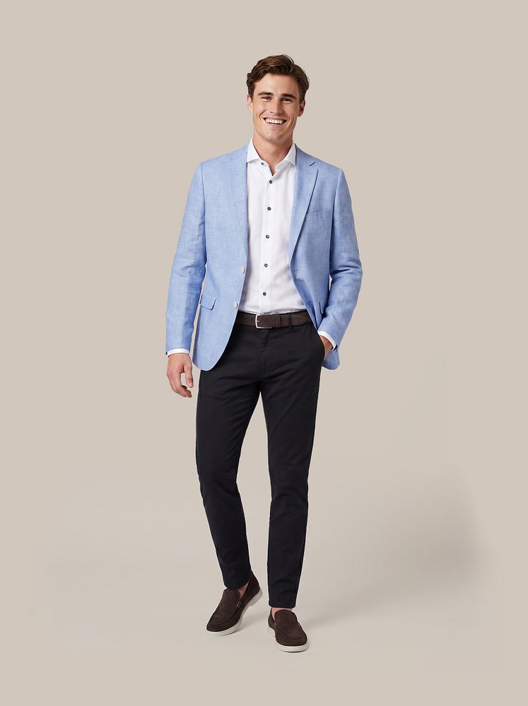 Azul loafers bruin met Blazer linnen panama lichtblauw, Chino peano twill donkerblauw, Melange overhemd wit, Riem suede bruin 308 en Vitasu t-shirt v-hals wit (2-pack)