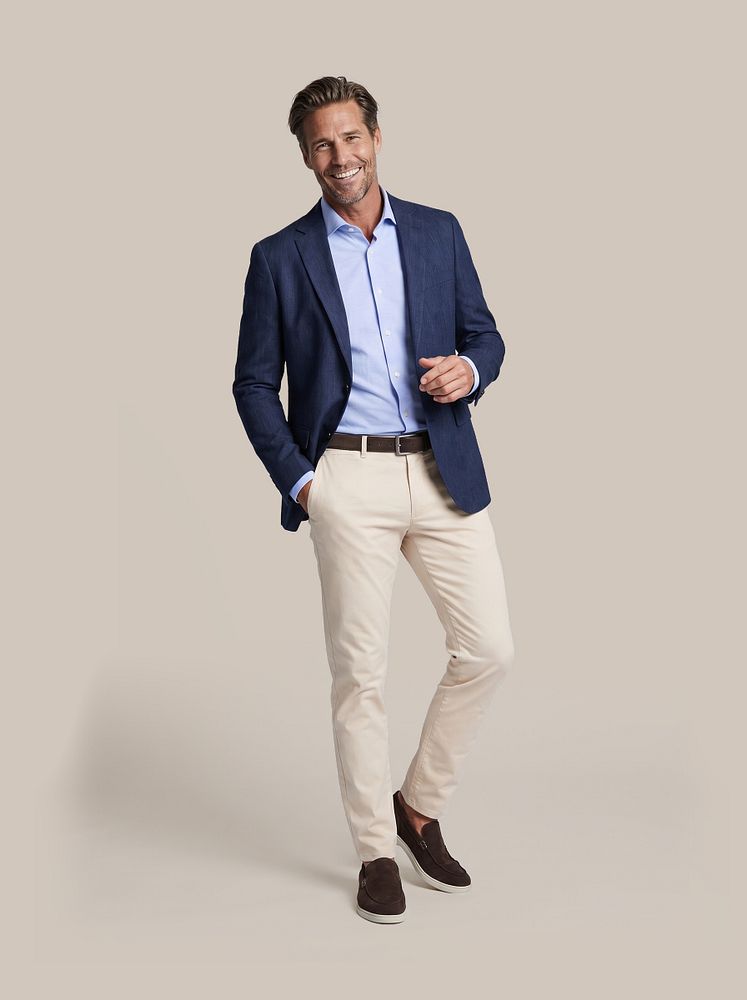 Azul loafers bruin met Blazer linen twill donkerblauw, Chino peano twill off white, Overhemd knitted piqué lichtblauw, Riem suede bruin 308 en Vitaru onzichtbaar ondershirt diepe v-hals (2-pack)