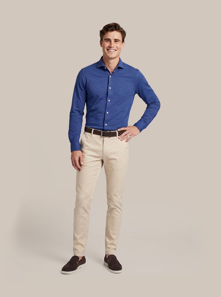 Azul loafers bruin met Chino Pico lichtbeige, Knitted royal blauw, Riem suede bruin 308 en Vitasu t-shirt v-hals wit (2-pack)