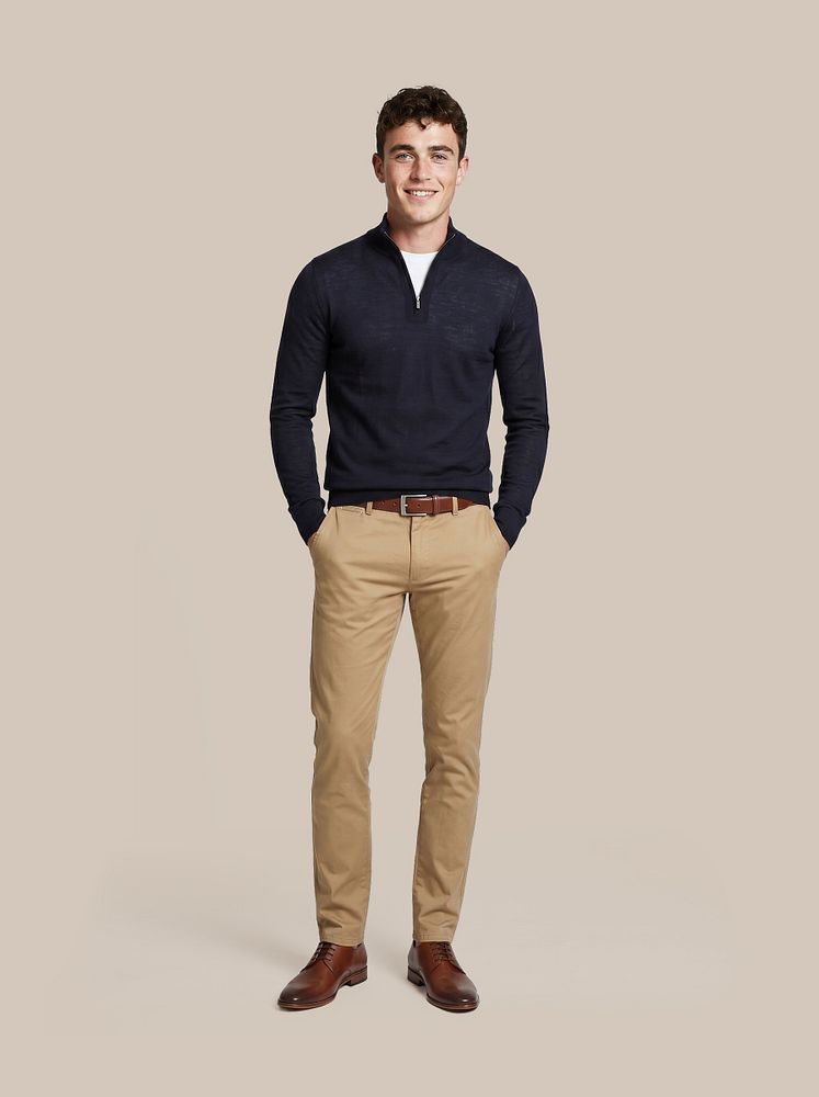 Chino Plato beige met Crew zip merino donkerblauw, Leren herenschoen donkercognac, Ota t-shirt ronde hals wit (2-pack) en Riem leer cognac 022