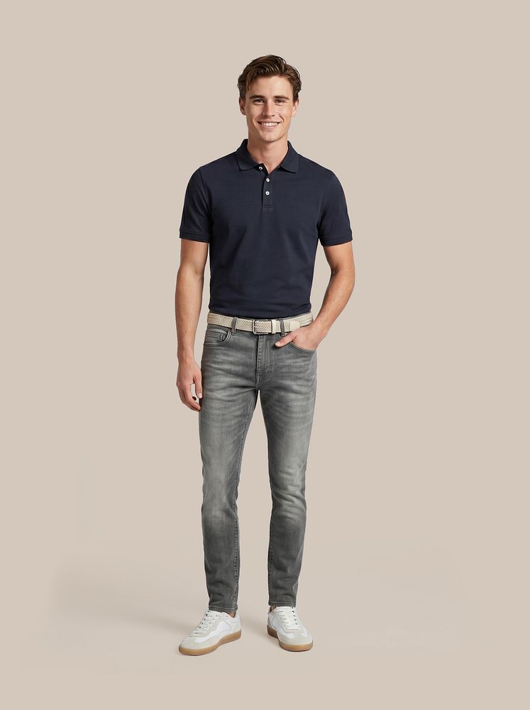 Boris liquid poloshirt donkerblauw met denm jeans antraciet en sneakers park wit