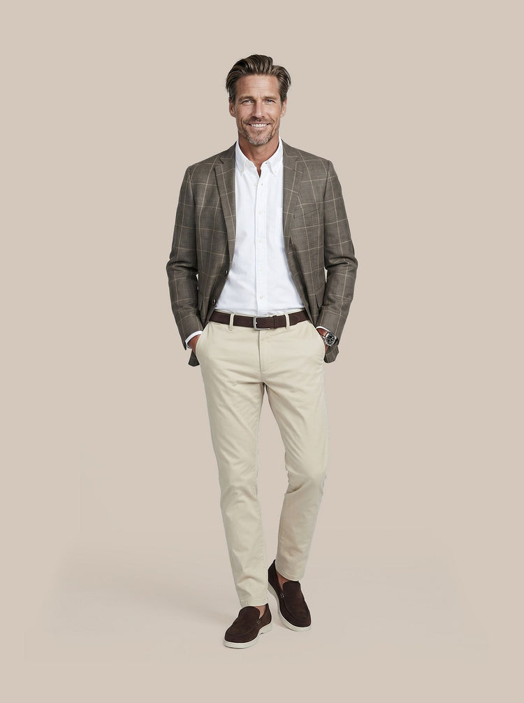 Azul loafers bruin met Chino newbury light twill beige, Colbert merinowol groen, Overhemd Oxford wit, Riem suede bruin 308 en Sneakersok (3-pack) wit