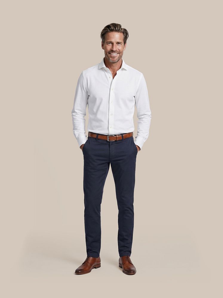 Chino Pico donkerblauw met Leren herenschoen donkercognac, Overhemd japanese knitted wit, Riem cognac 316 en Vitasu t-shirt v-hals wit (2-pack)