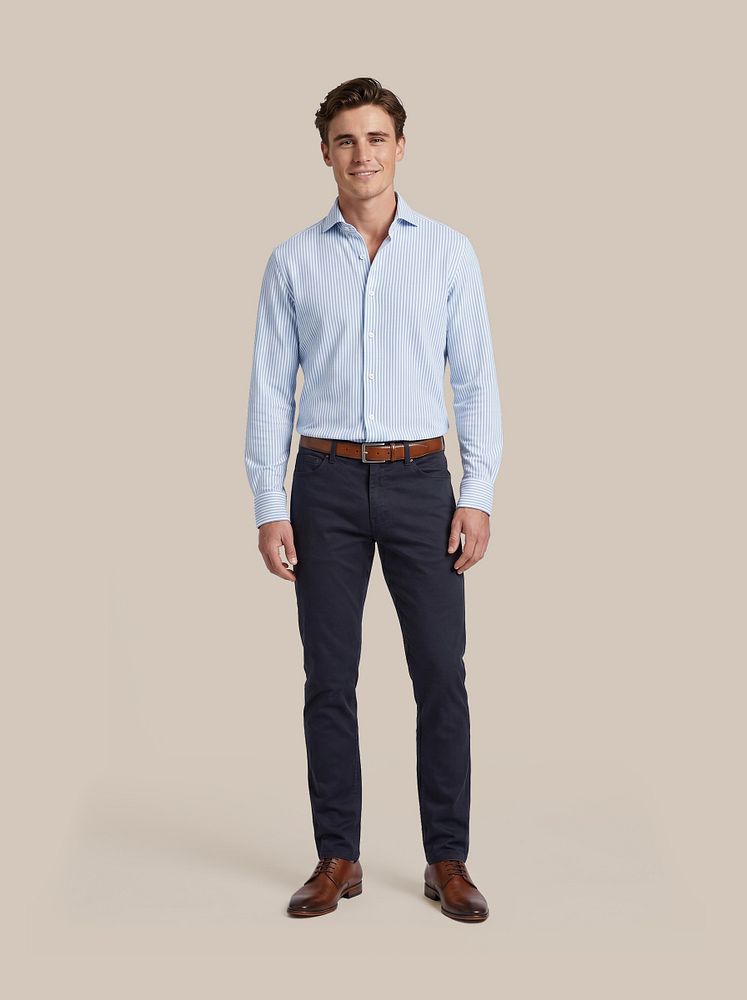 Chino Plato donkerblauw met Leren herenschoen donkercognac, Overhemd japanese knitted blauw strepen, Riem cognac 316 en Vitasu t-shirt v-hals wit (2-pack)