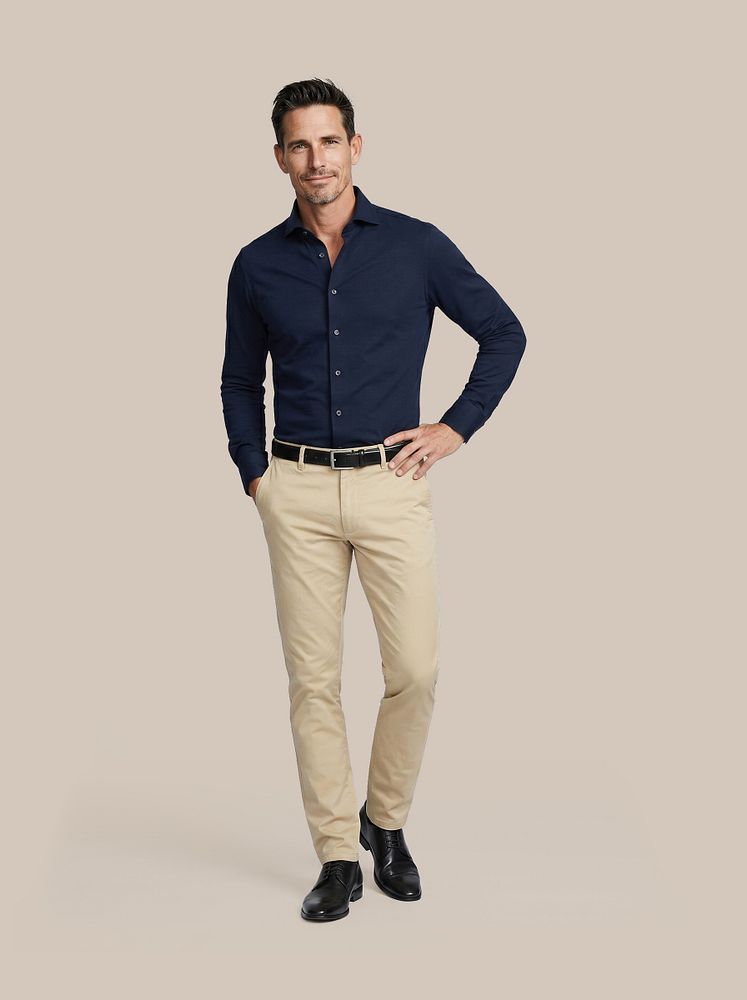 Chino Plato ecru met Knitted overhemd donkerblauw, Leren Derby herenschoen zwart, Riem zwart 314 en Vitasu t-shirt v-hals wit (2-pack)