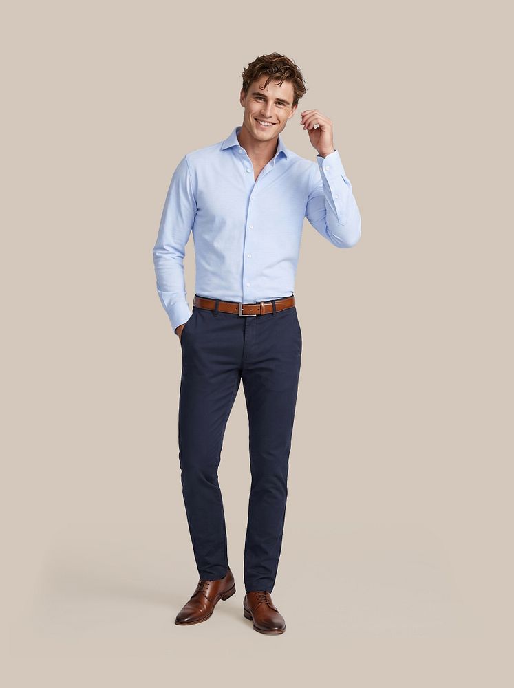 Chino Pico donkerblauw met Knitted overhemd lichtblauw, Leren herenschoen donkercognac, Riem cognac 316 en Vitasu t-shirt v-hals wit (2-pack)