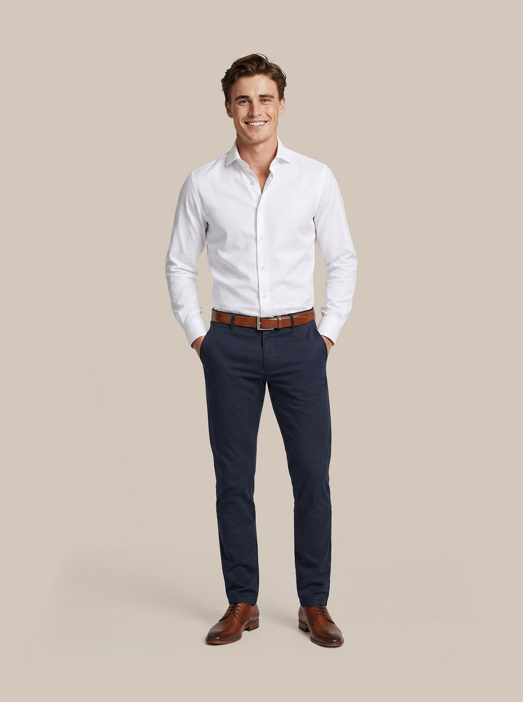 Chino Pico donkerblauw met Leren herenschoen donkercognac, Riem cognac 316, Twill overhemd extra lange mouwen wit en Vitasu t-shirt v-hals wit (2-pack)