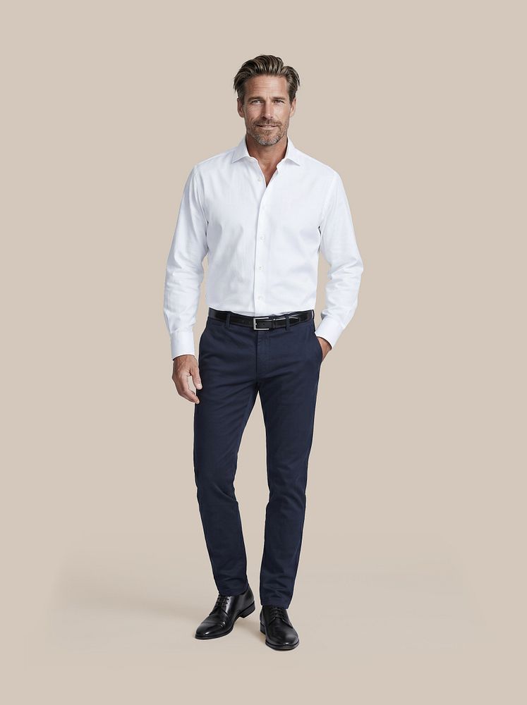 Chino Pico donkerblauw met Leren Derby herenschoen zwart, Riem zwart 314, Shirt cutaway dubbel manchet wit en Vitasu t-shirt v-hals wit (2-pack)