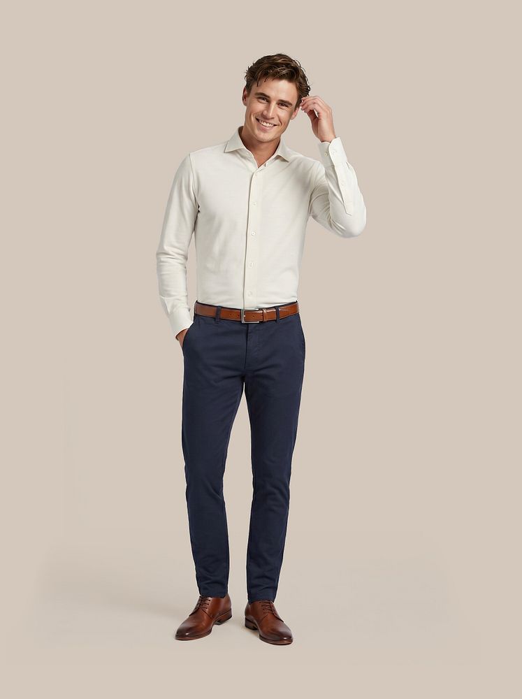 Chino Pico donkerblauw met Japanese knitted overhemd off white, Leren herenschoen donkercognac, Riem cognac 316 en Vitaru onzichtbaar ondershirt diepe v-hals (2-pack)