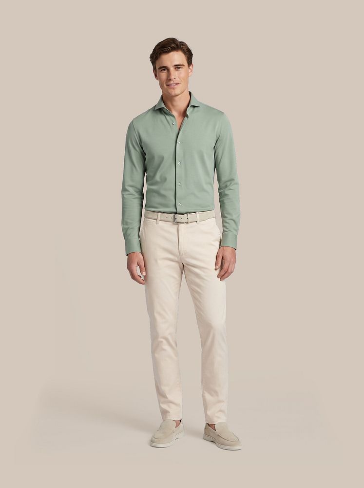 Azul loafers beige met Chino peano twill off white, Riem suède leer wit, Sneakersok (3-pack) wit en Sorona overhemd mid groen