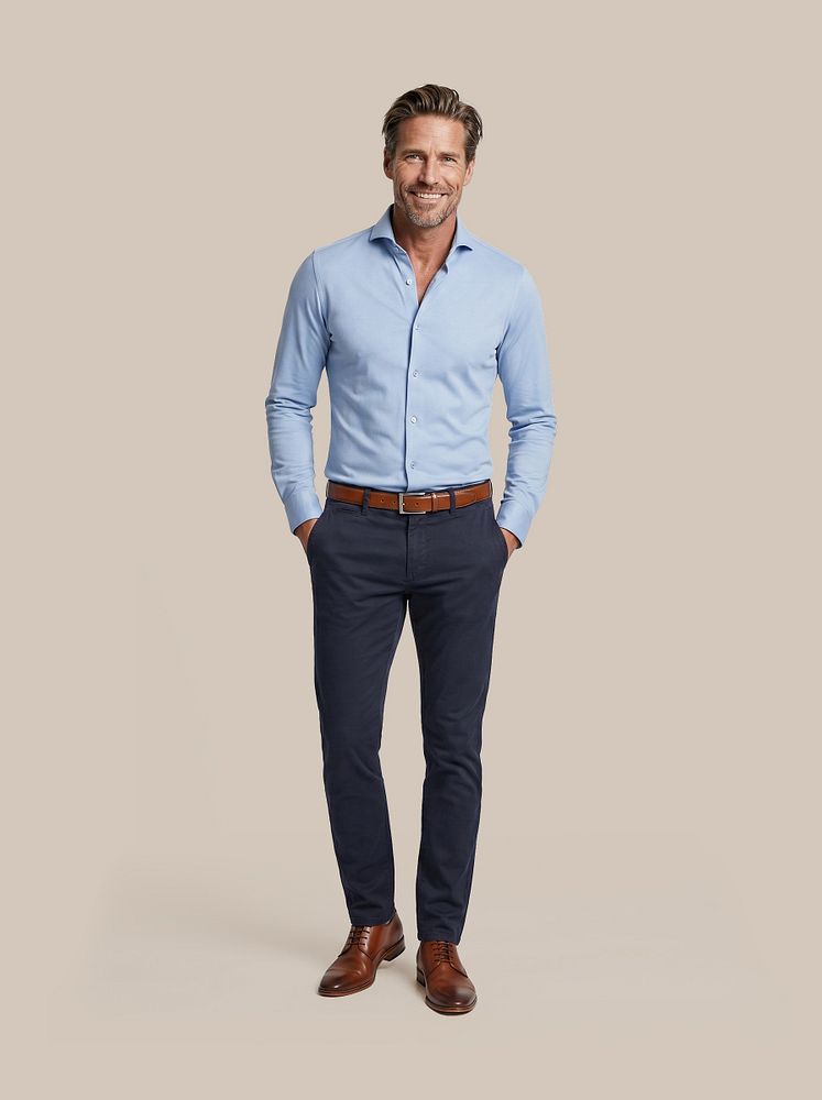 Chino Plato donkerblauw met Leren herenschoen donkercognac, Riem cognac 316, Sorona overhemd mid blauw en Vitasu t-shirt v-hals wit (2-pack)