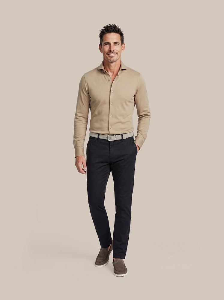 Chino peano twill donkerblauw met Napoli loafers olive, Riem suède leer taupe, Sneakersok (3-pack) wit en Sorona overhemd beige