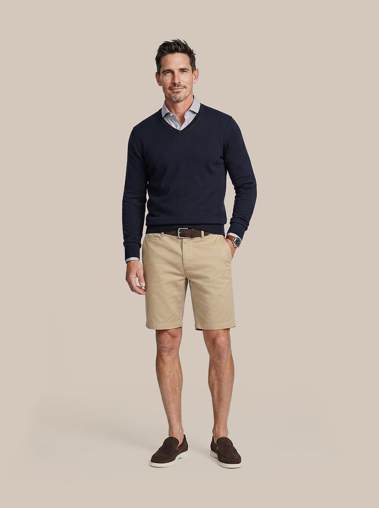 Azul loafers bruin met Overhemd streep donkerblauw, Riem suède leer bruin, Short boston beige en Trui cotton cashmere v-hals donkerblauw
