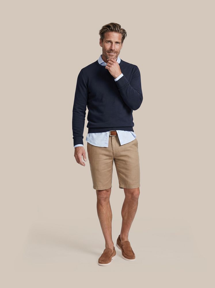Milwau short linen sand met Napoli loafers camel, Overhemd Oxford lichtblauw, Riem suede cognac 307, Sneakersok (3-pack) wit en Trui cashmere donkerblauw