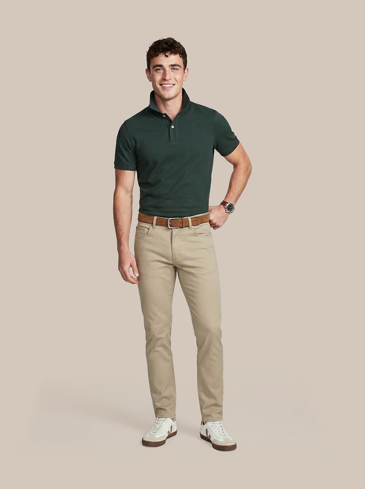 Broek bruno structured beige met Polo piqué donkergroen, Riem suède leer cognac en Sneakers volley beige