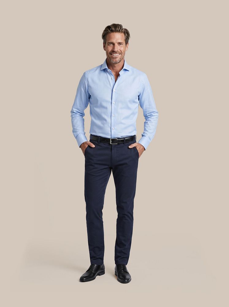 Chino Pico donkerblauw met Leren Derby herenschoen zwart, Non iron overhemd blauw, Riem zwart 314 en Vitasu t-shirt v-hals wit (2-pack)