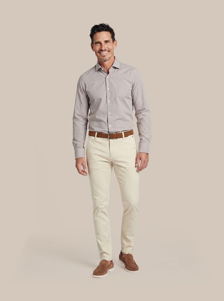 Chino philo flex kit met Napoli loafers camel, Riem suede cognac 307, Twill overhemd extra lange mouw streep bruin en Vitasu t-shirt v-hals wit (2-pack)