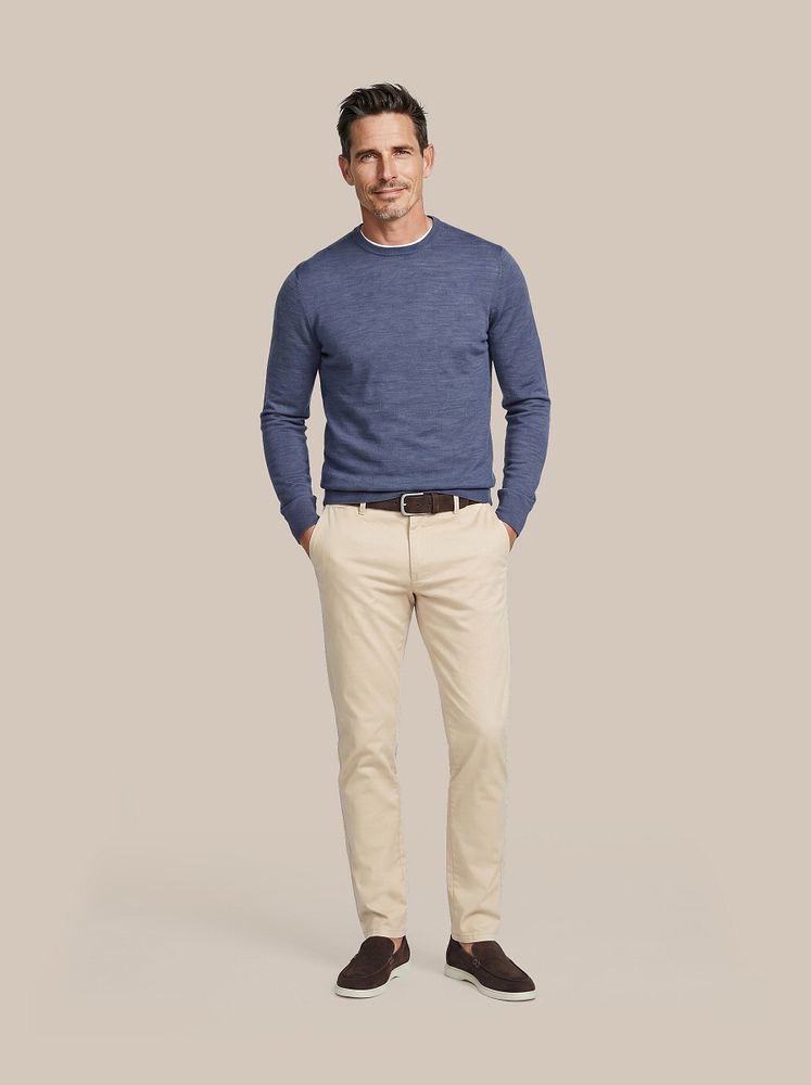 Azul loafers bruin met Chino Pico lichtbeige, Merino pullover denim blauw, Ota t-shirt ronde hals wit (2-pack) en Riem suède leer bruin