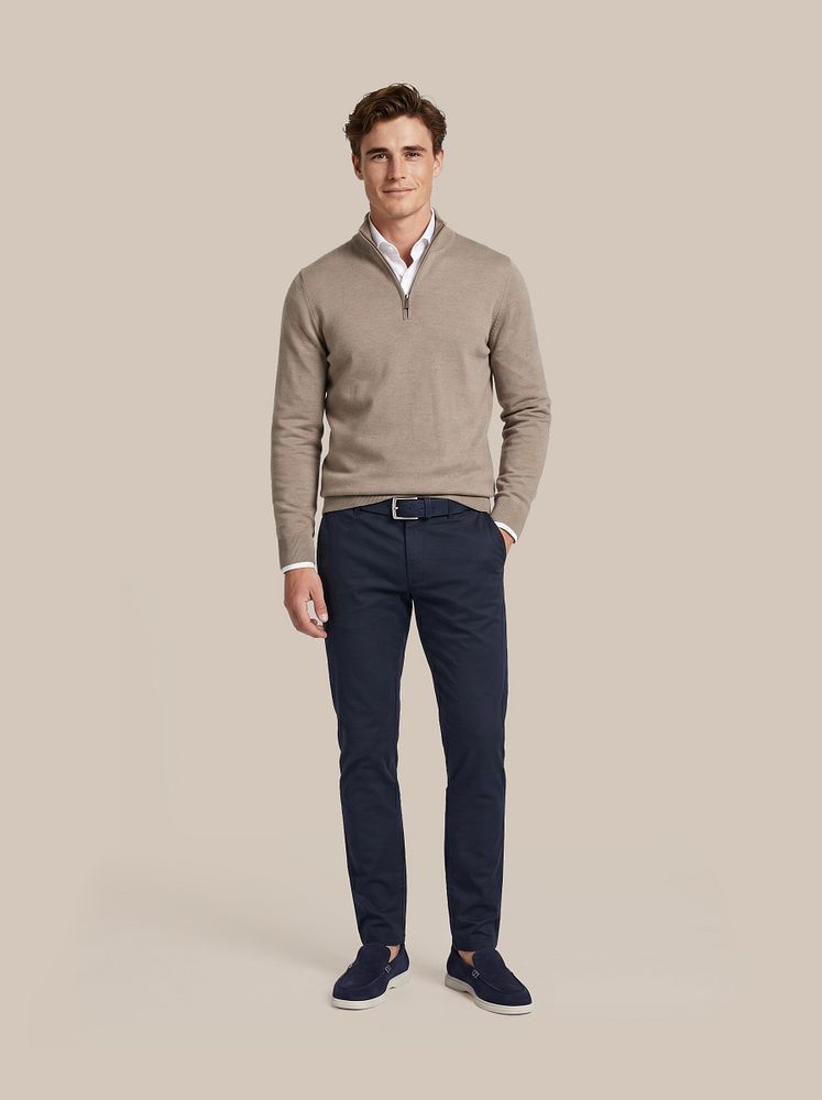 Azul loafers donkerblauw met Chino Pico donkerblauw, Merino halve rits trui beige, Overhemd knitted piqué wit en Riem suede donkerblauw 309