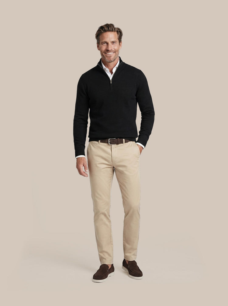 Azul loafers bruin met Chino peano twill beige, Merino halve rits trui zwart, Overhemd knitted piqué wit en Riem suède leer bruin