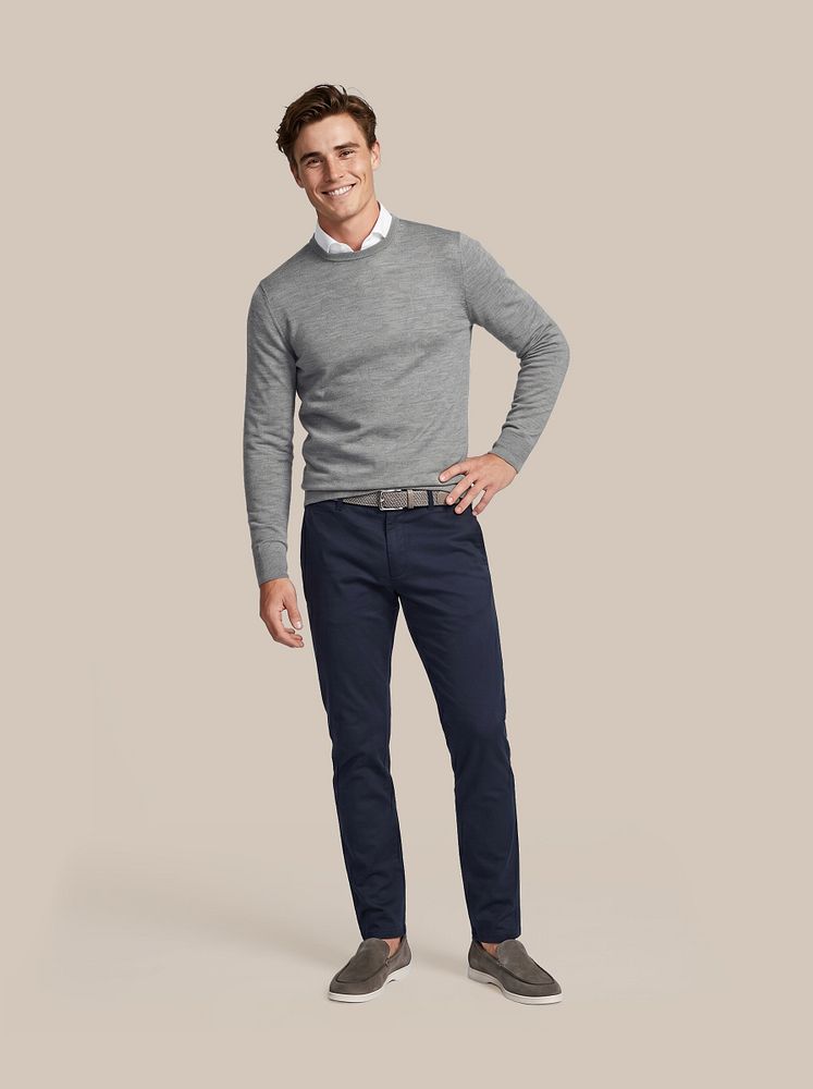 Merino pullover grijs met overhemd knitted piqué wit, chino pico donkerblauw en napoli loafers olive