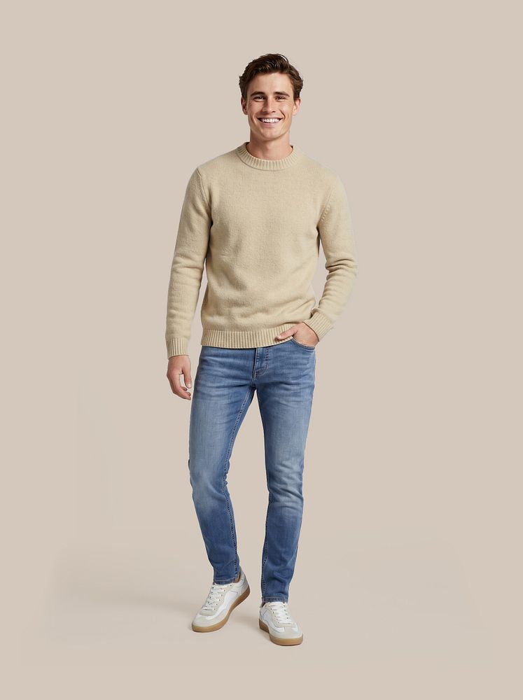 Denm jeans blauw met Ota t-shirt ronde hals wit (2-pack), Pullover bouclé beige, Sneakers park wit en Sneakersok (3-pack) wit