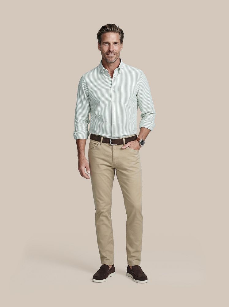 Azul loafers bruin met Broek bruno structured beige, Overhemd linen cotton streep groen en Riem suède leer bruin