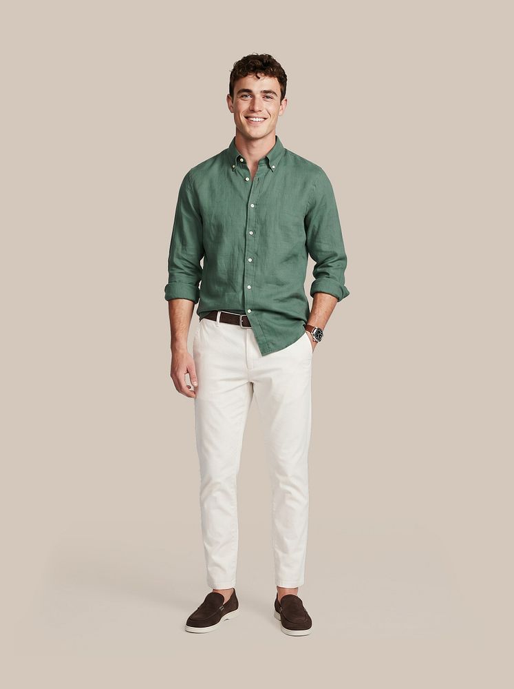 Azul loafers bruin met Chino portsmouth poplin ecru, Overhemd linen cotton donkergroen en Riem suède leer bruin