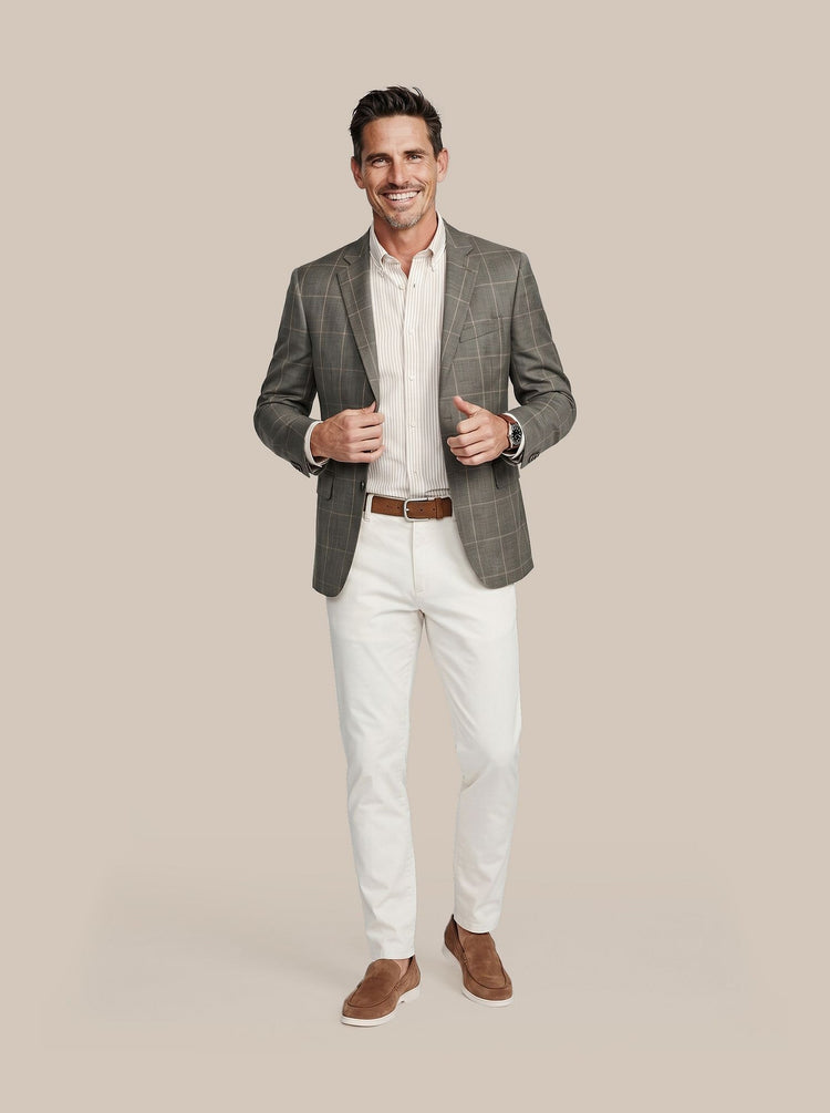 Chino portsmouth poplin ecru met Colbert merinowol groen, Napoli loafers camel, Overhemd linen cotton streep sand en Riem suède leer cognac